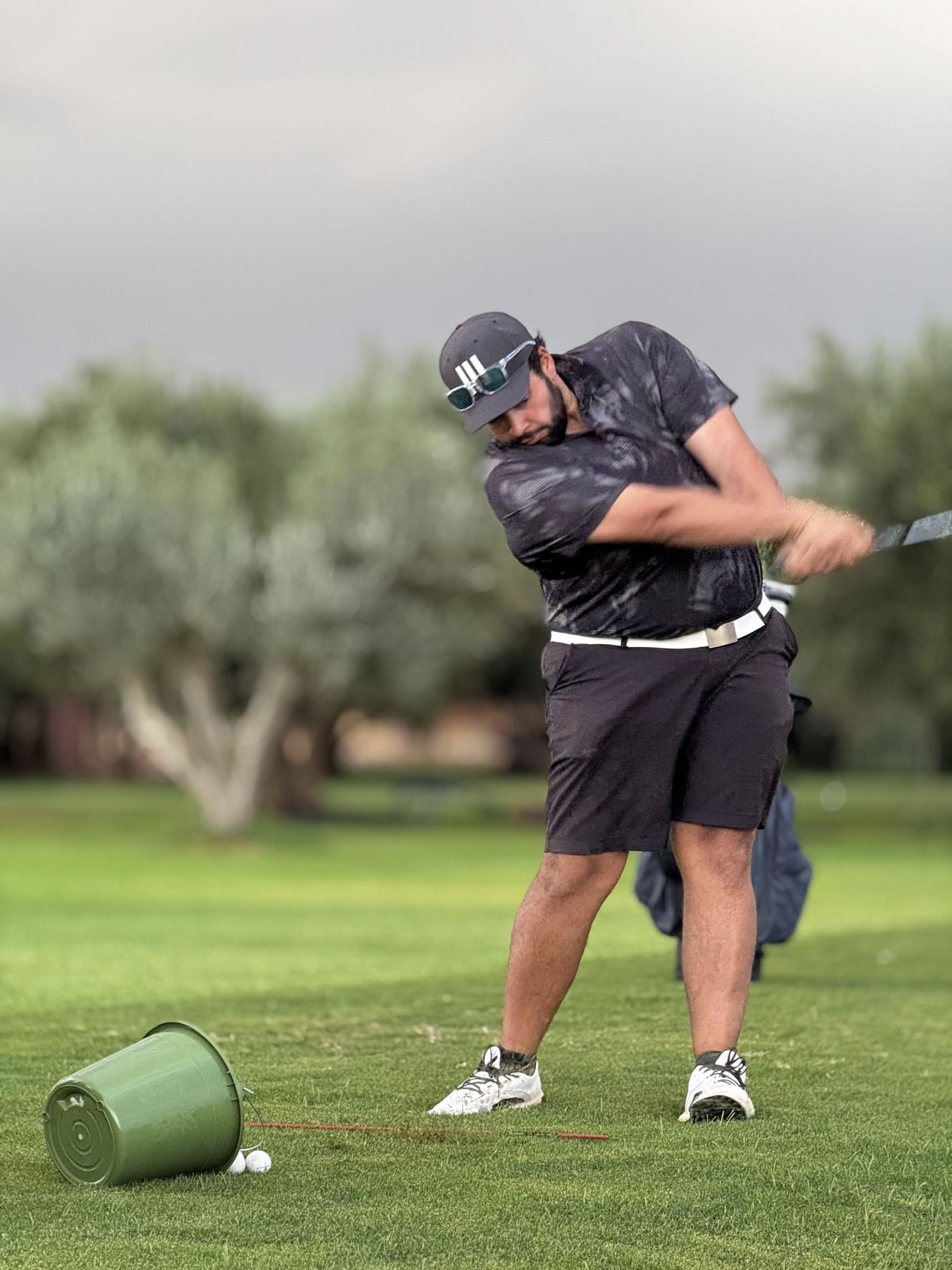 Rochdi Mekkaoui, joueur professionnel et coach de golf à Marrakech, en plein swing